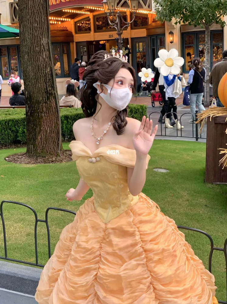 從動畫走出來!迪士尼樂園遇見「戴口罩的貝兒公主」仙氣爆發 變身「紅髮小美人魚」根本天使本尊❤️