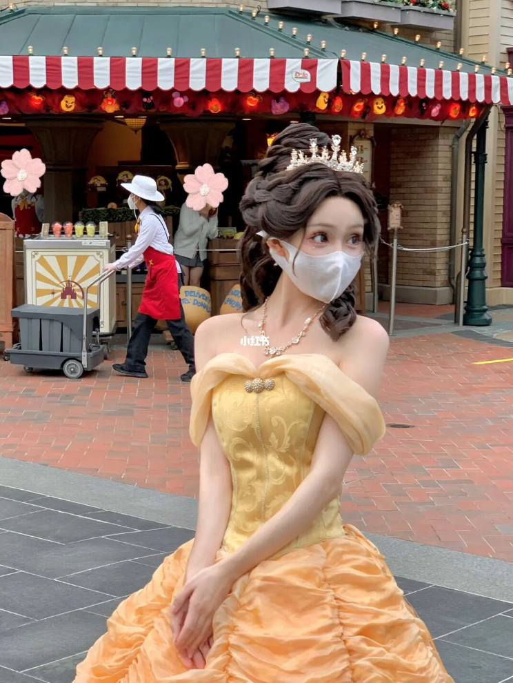 從動畫走出來!迪士尼樂園遇見「戴口罩的貝兒公主」仙氣爆發 變身「紅髮小美人魚」根本天使本尊❤️