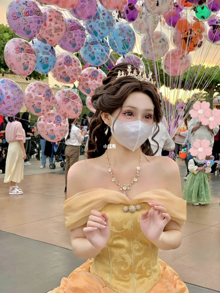 從動畫走出來!迪士尼樂園遇見「戴口罩的貝兒公主」仙氣爆發 變身「紅髮小美人魚」根本天使本尊❤️