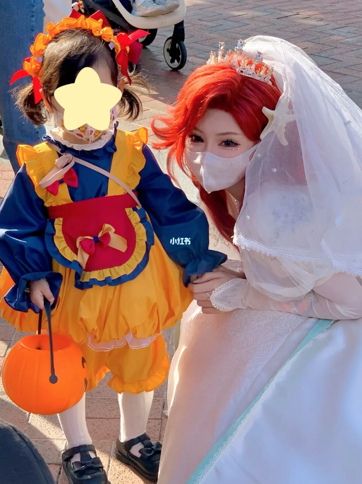 從動畫走出來!迪士尼樂園遇見「戴口罩的貝兒公主」仙氣爆發 變身「紅髮小美人魚」根本天使本尊❤️