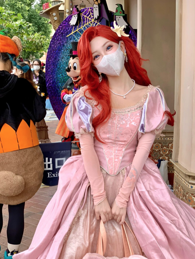 從動畫走出來!迪士尼樂園遇見「戴口罩的貝兒公主」仙氣爆發 變身「紅髮小美人魚」根本天使本尊❤️
