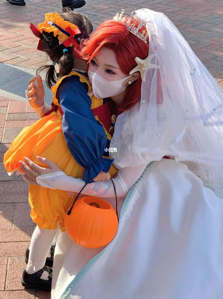 從動畫走出來!迪士尼樂園遇見「戴口罩的貝兒公主」仙氣爆發 變身「紅髮小美人魚」根本天使本尊❤️