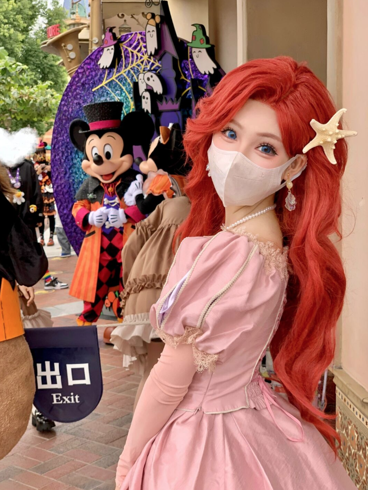 從動畫走出來!迪士尼樂園遇見「戴口罩的貝兒公主」仙氣爆發 變身「紅髮小美人魚」根本天使本尊❤️