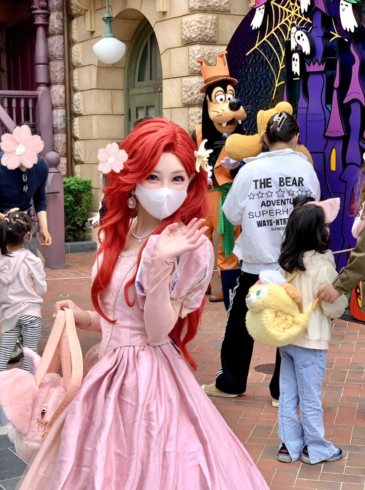 從動畫走出來!迪士尼樂園遇見「戴口罩的貝兒公主」仙氣爆發 變身「紅髮小美人魚」根本天使本尊❤️