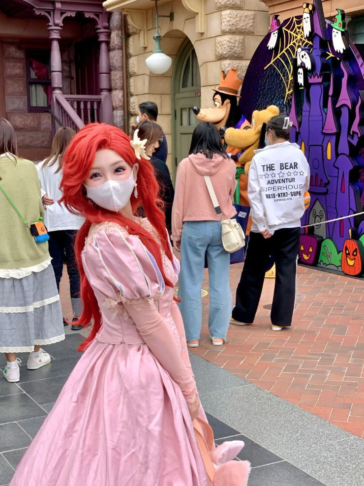 從動畫走出來!迪士尼樂園遇見「戴口罩的貝兒公主」仙氣爆發 變身「紅髮小美人魚」根本天使本尊❤️