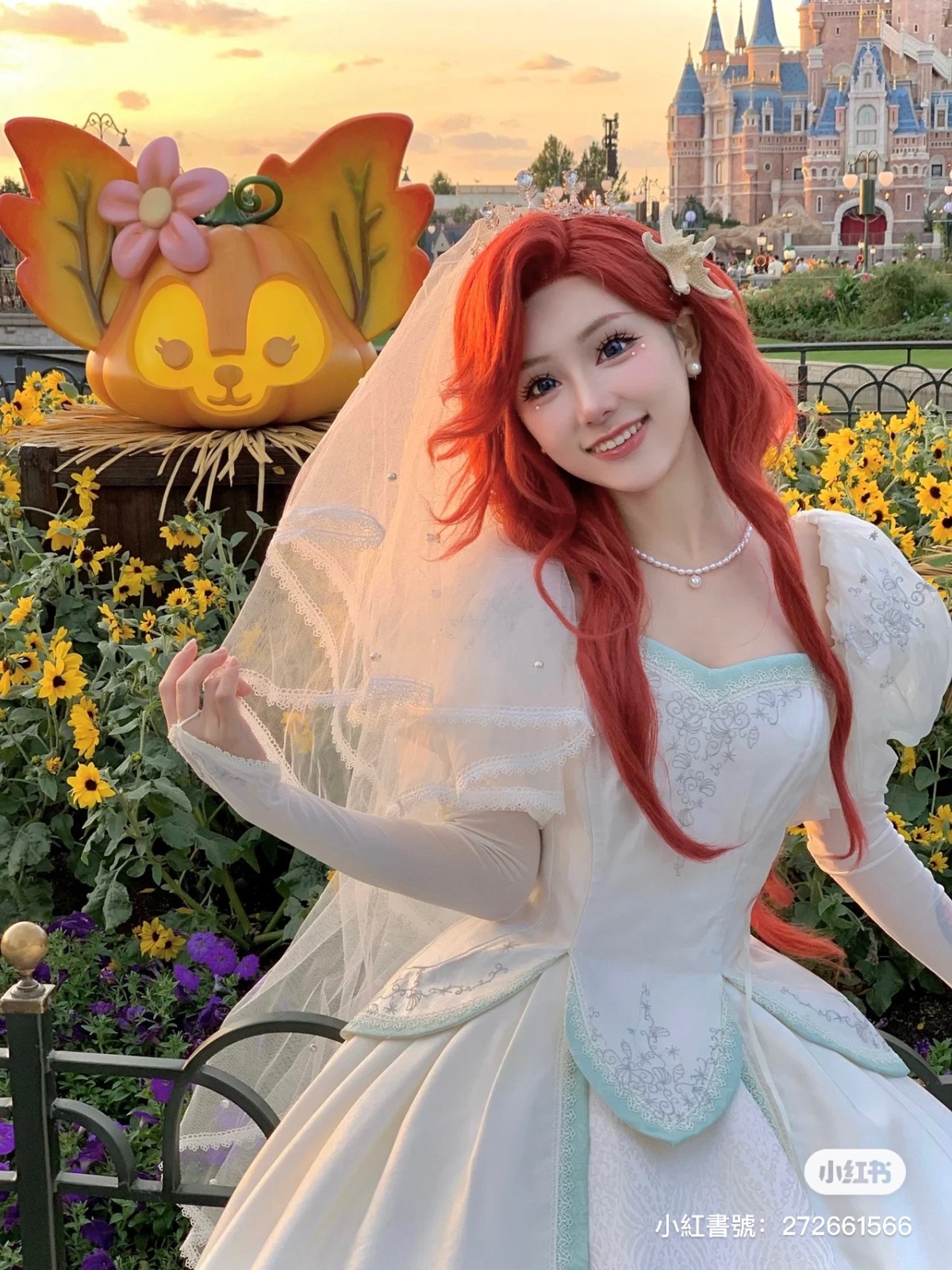 從動畫走出來!迪士尼樂園遇見「戴口罩的貝兒公主」仙氣爆發 變身「紅髮小美人魚」根本天使本尊❤️