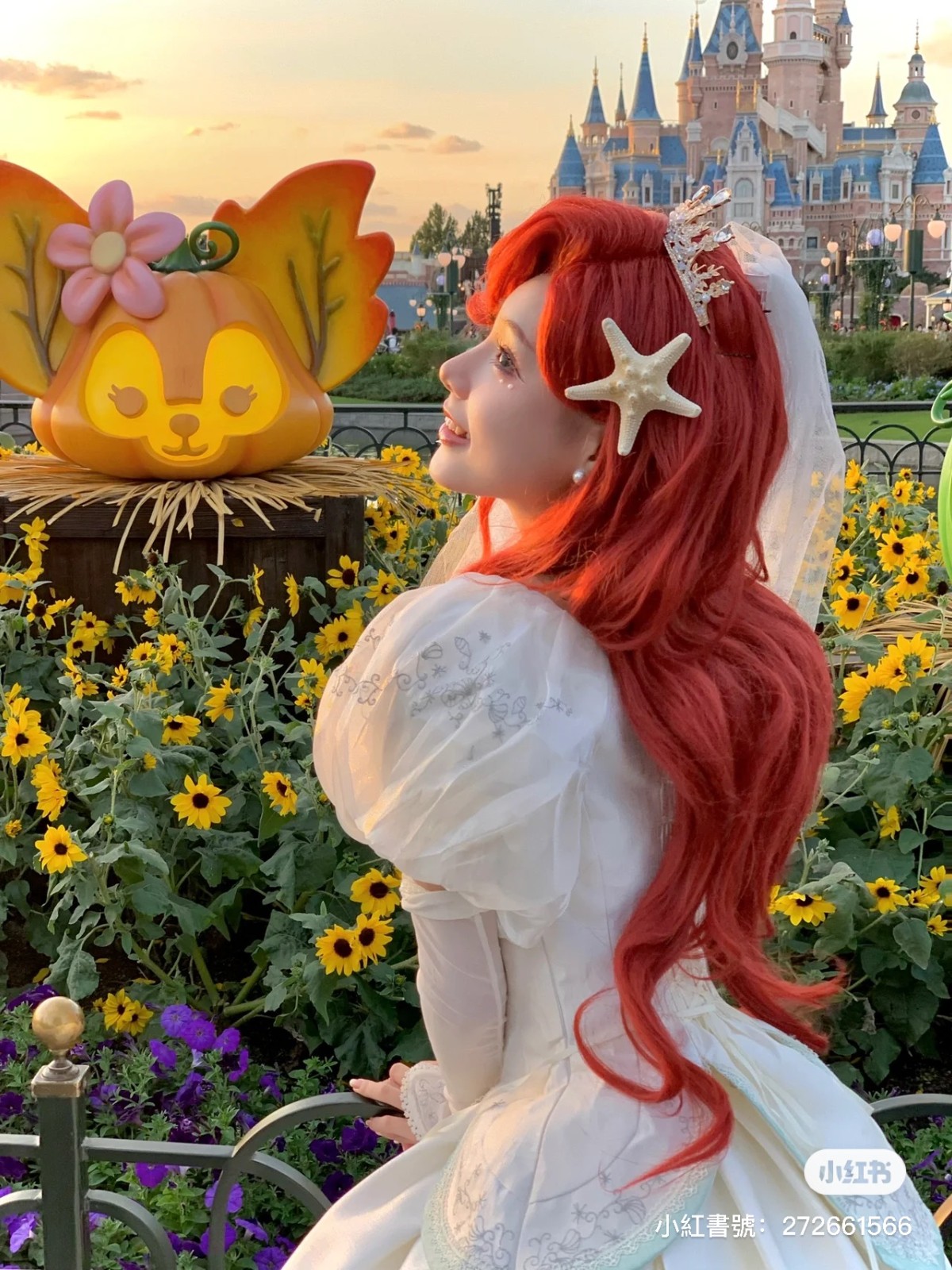 從動畫走出來!迪士尼樂園遇見「戴口罩的貝兒公主」仙氣爆發 變身「紅髮小美人魚」根本天使本尊❤️