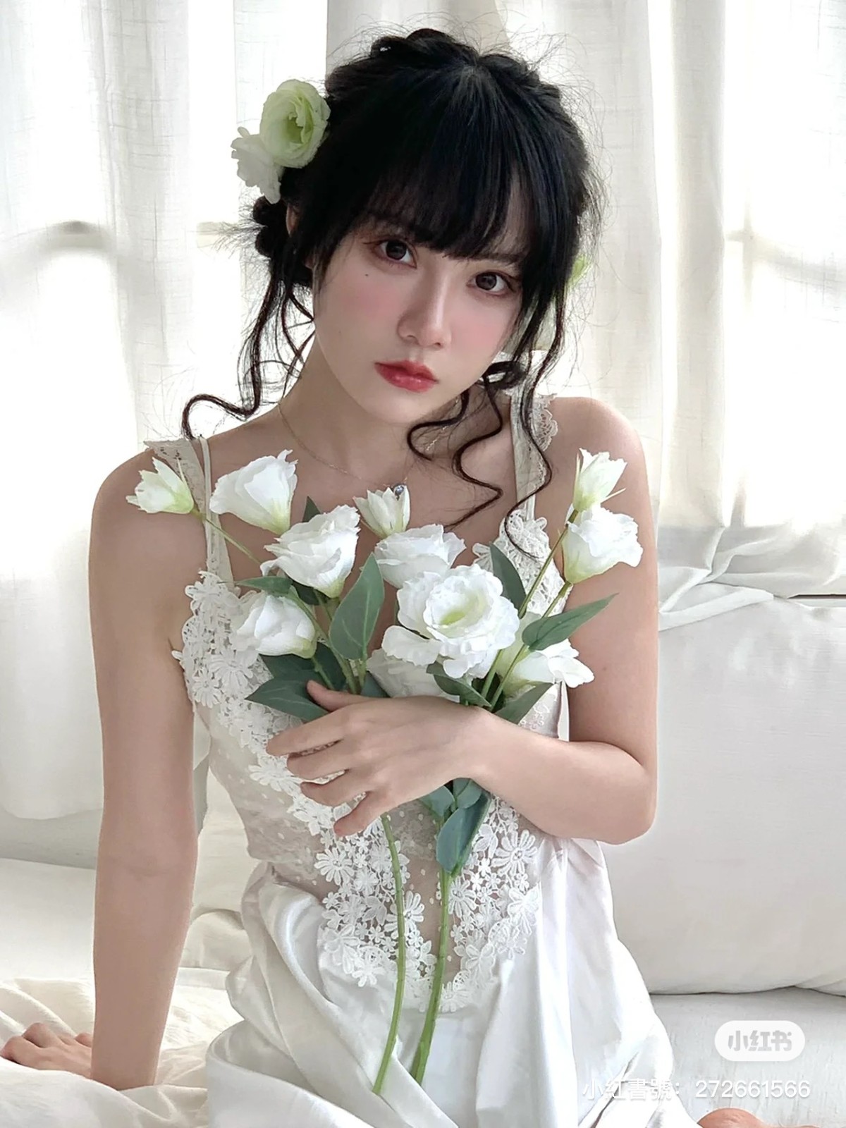 從動畫走出來!迪士尼樂園遇見「戴口罩的貝兒公主」仙氣爆發 變身「紅髮小美人魚」根本天使本尊❤️