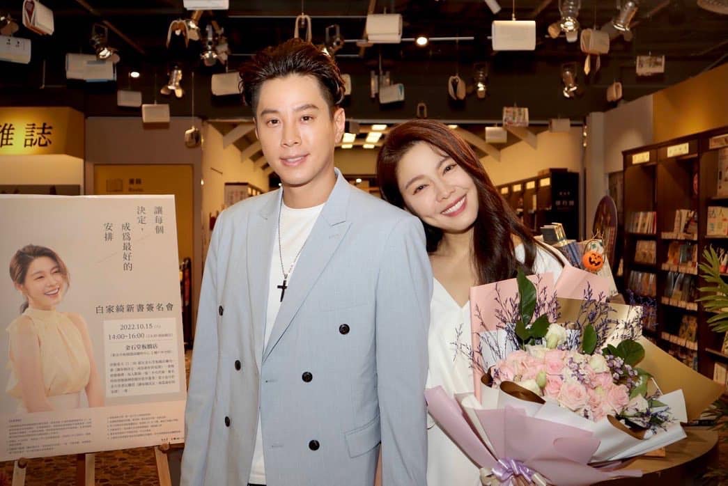 遲來的蜜月旅行！白家綺嗨穿泳裝「中間挖兩洞」性感曲線全都露　火辣激吻小5歲尪「畫面閃瞎全網」