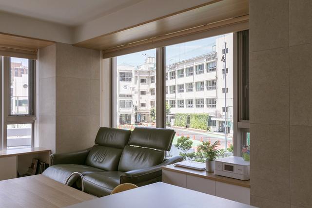 理想中退休宅！老夫婦「住16坪極簡小家」布置耐看又舒適　「開放式客餐廚」空間感大增亮點在窗邊