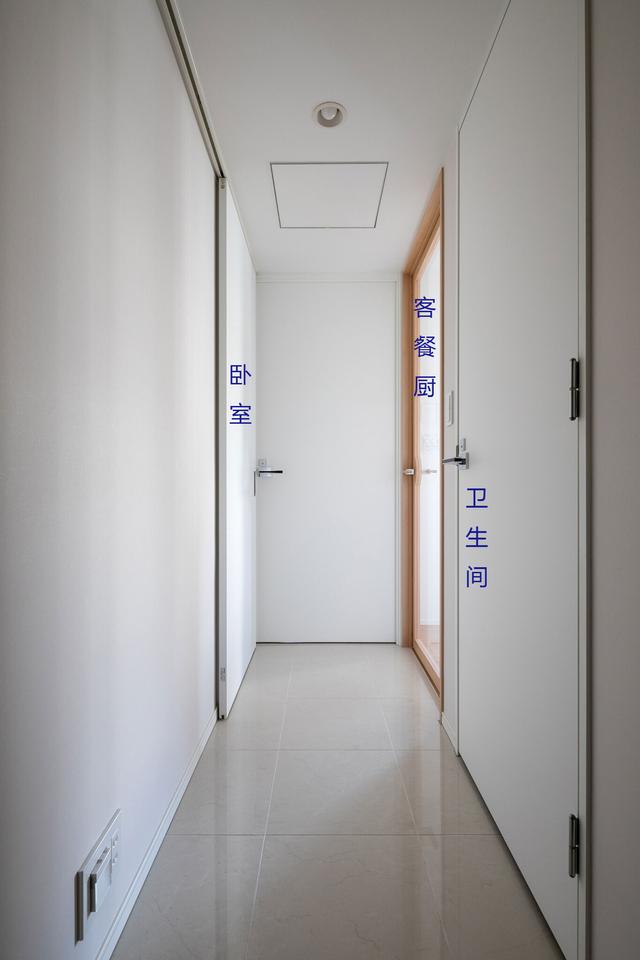理想中退休宅！老夫婦「住16坪極簡小家」布置耐看又舒適　「開放式客餐廚」空間感大增亮點在窗邊
