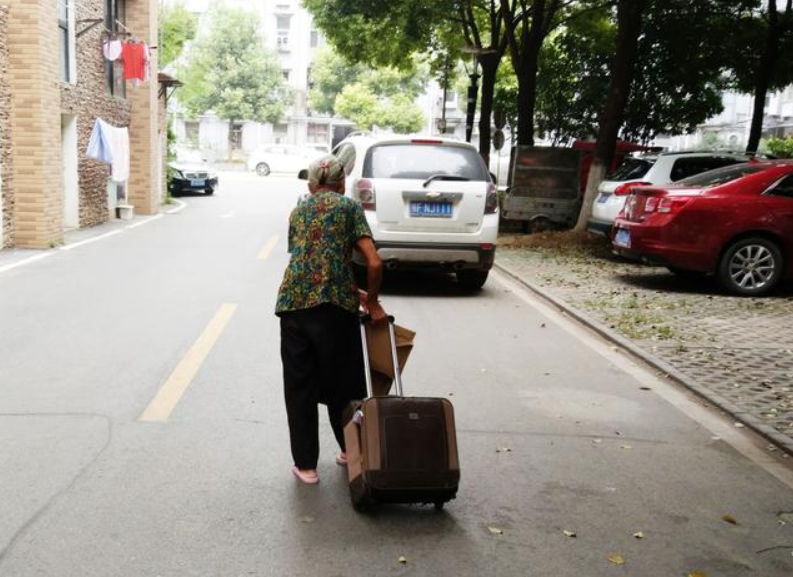 兒子家待不下去！她搬女兒家住8年「留下88萬銀行卡」不告而別　「女婿得知真相」崩潰痛哭：絕不拋棄您