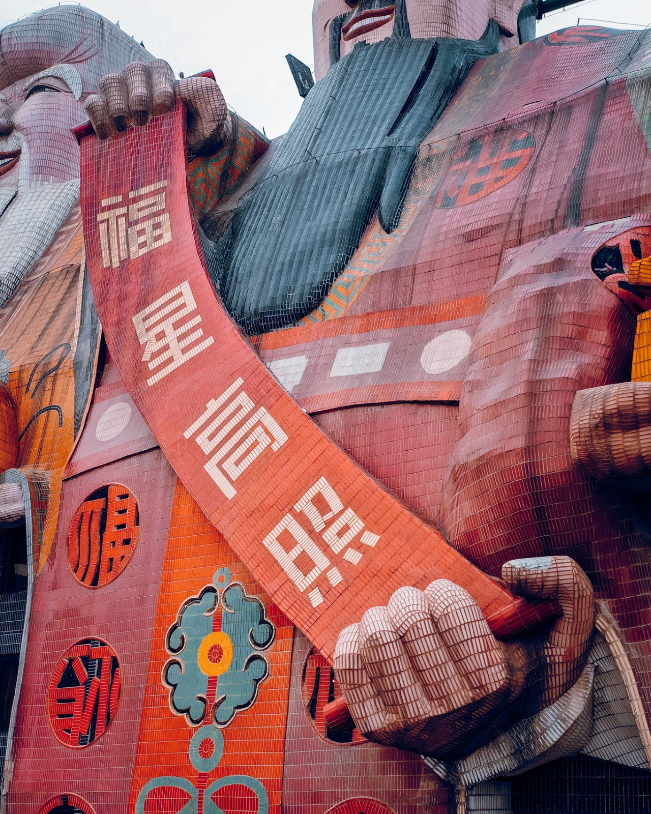 史上最奇葩飯店！三尊巨大神像「被評為最醜建築之一」　近看表情「彎眼微笑超驚悚」成小區最狂地標