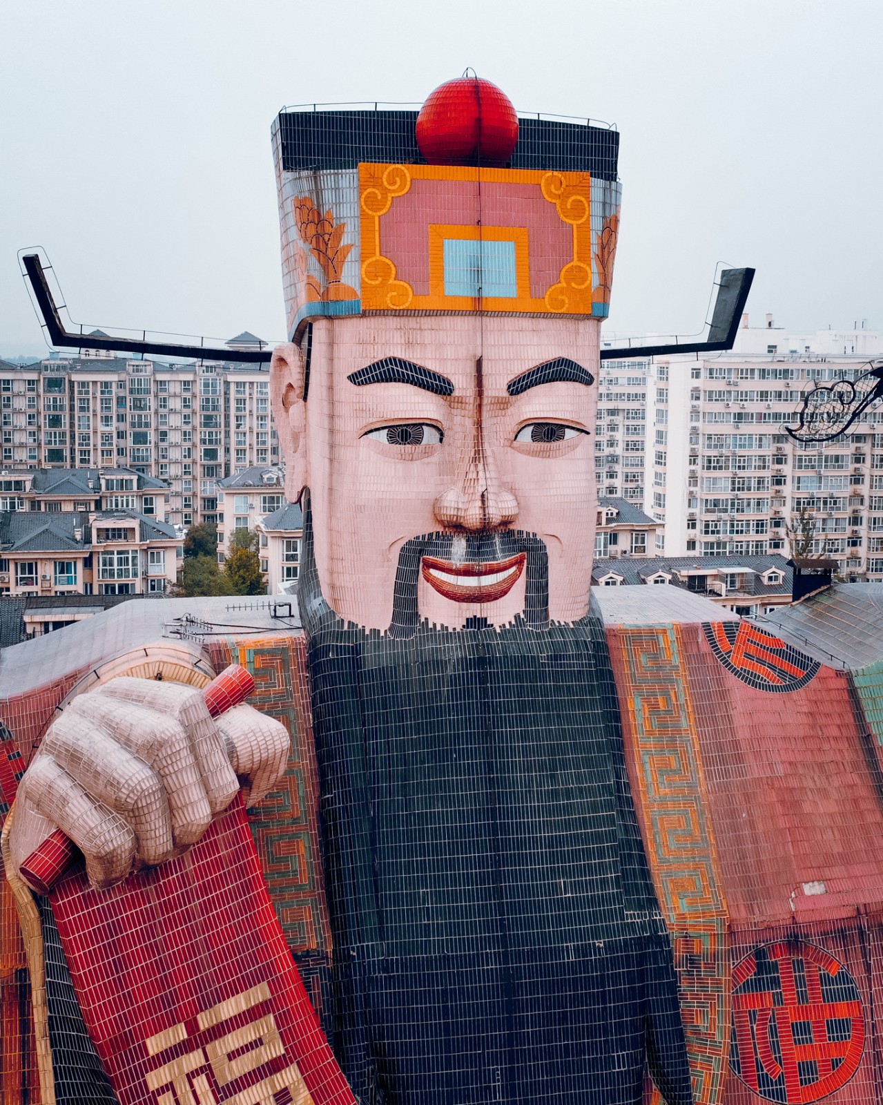 史上最奇葩飯店！三尊巨大神像「被評為最醜建築之一」　近看表情「彎眼微笑超驚悚」成小區最狂地標