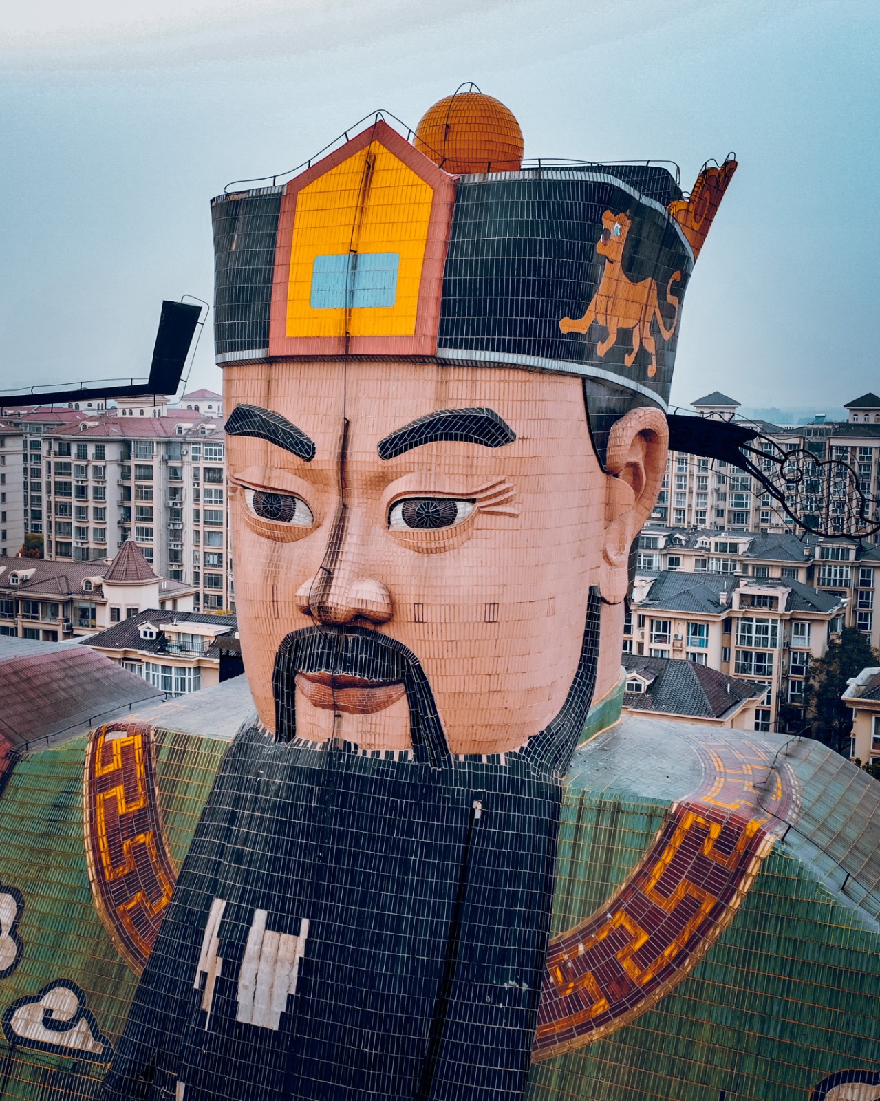 史上最奇葩飯店！三尊巨大神像「被評為最醜建築之一」　近看表情「彎眼微笑超驚悚」成小區最狂地標