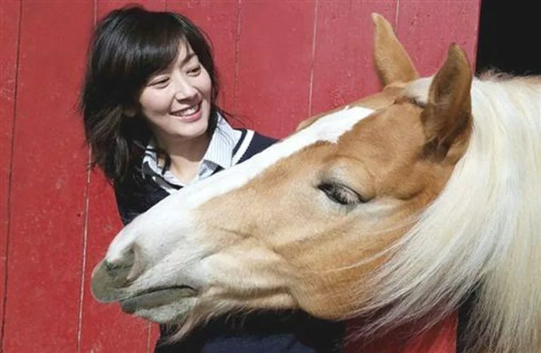 曾經的國民美少女！大咖女星「當年傻妹形象」爆紅　為愛淡出演藝圈「48歲凍齡美貌」太驚艷