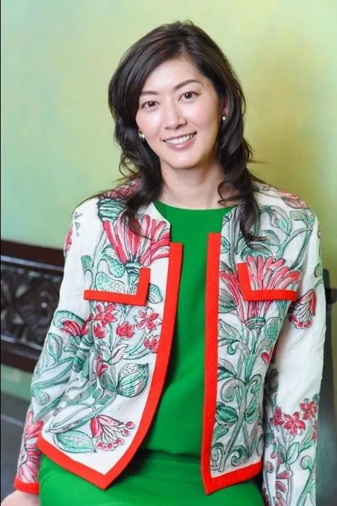 曾經的國民美少女！大咖女星「當年傻妹形象」爆紅　為愛淡出演藝圈「48歲凍齡美貌」太驚艷