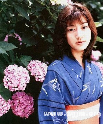 曾經的國民美少女！大咖女星「當年傻妹形象」爆紅　為愛淡出演藝圈「48歲凍齡美貌」太驚艷