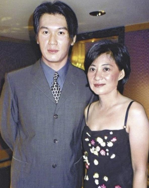 昔爆吃軟飯！最帥展昭「50歲被富婆簇擁」極樂畫面曝　「戀上大23歲美魔女」爆身家上億