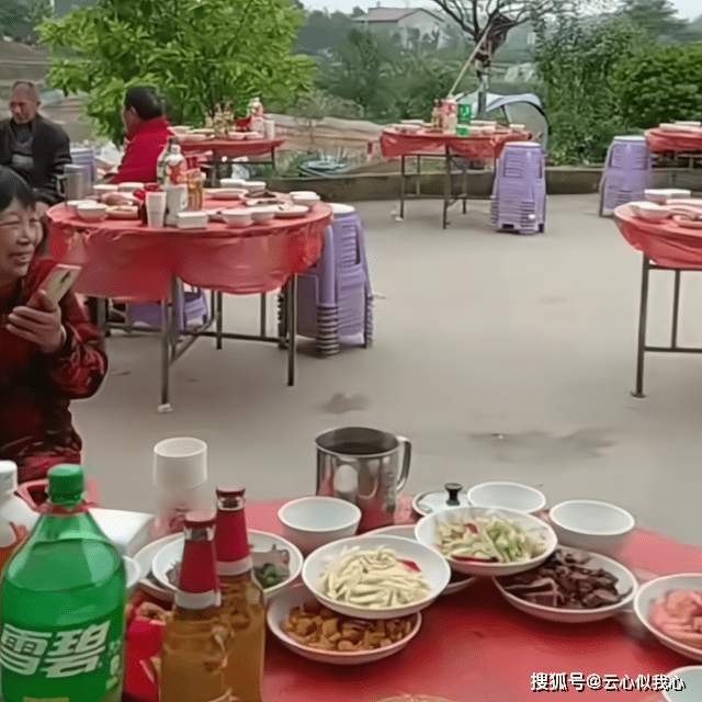 最尷尬的婚禮！新人結婚當天「開數十桌酒席」擺好百張椅　「佳餚提前上桌」賓客來不到10人