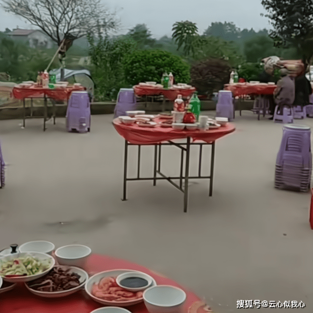 最尷尬的婚禮！新人結婚當天「開數十桌酒席」擺好百張椅　「佳餚提前上桌」賓客來不到10人