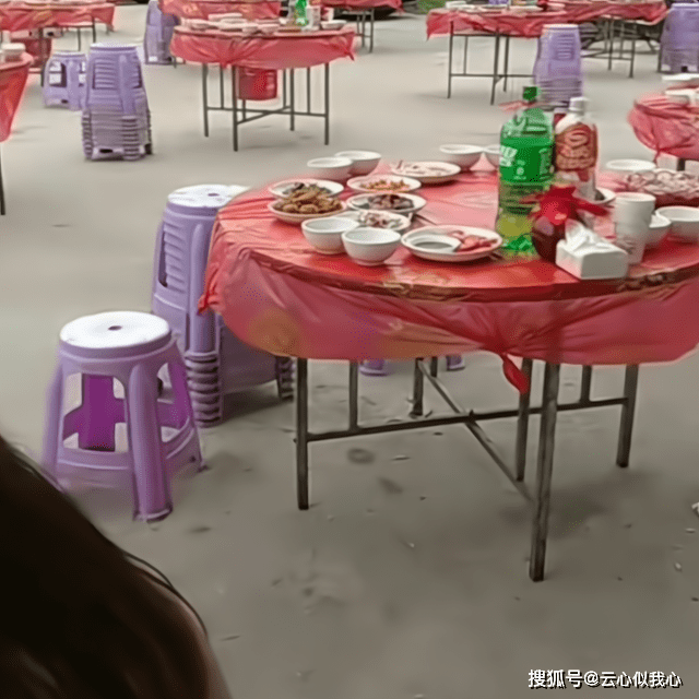 最尷尬的婚禮！新人結婚當天「開數十桌酒席」擺好百張椅　「佳餚提前上桌」賓客來不到10人