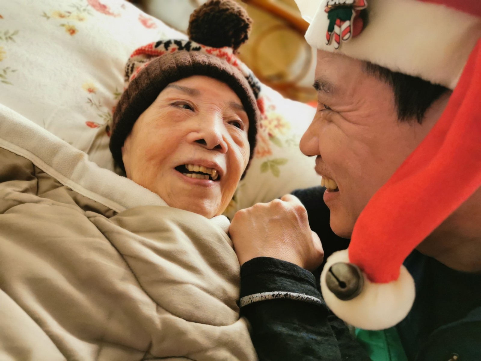 半癱長褥瘡！金鐘男星淚「94歲母已送安寧病房」曝病況　6進6出醫院「不願她再受痛苦」