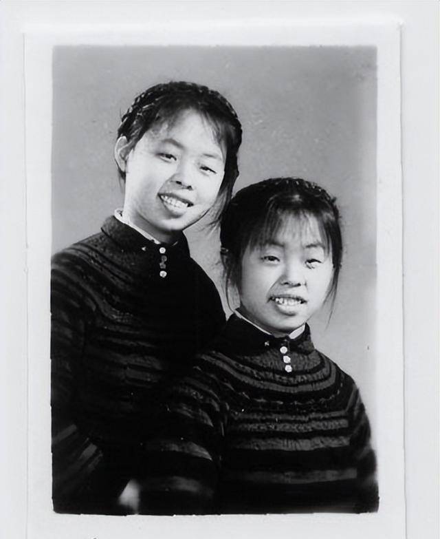 34年閨蜜！14歲就認識「兩女長相老是被說像」　一驗DNA「竟是雙胞胎姊妹」命運大不同