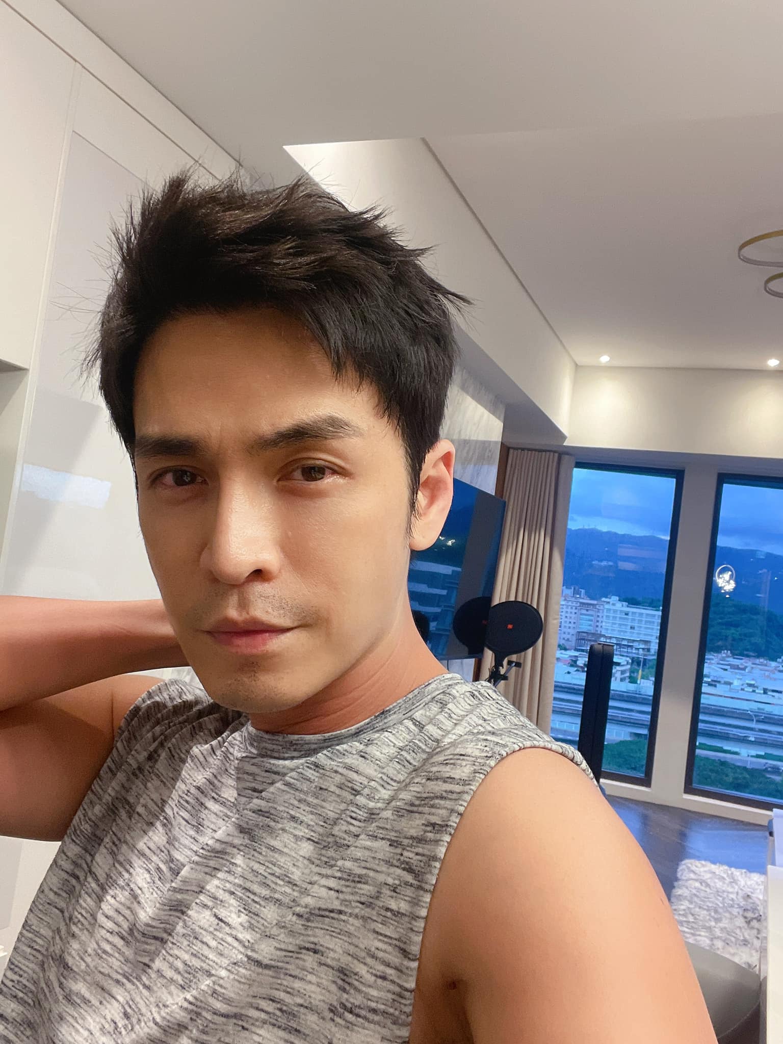 在民視待10年！男星閃電跳槽三立「傳高層不滿轟背骨仔」　經紀人放話「有不滿都衝我來」曝事件主因