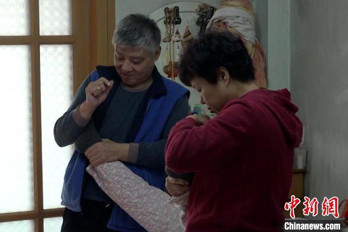 負債百萬不後悔！父母四處借錢「堅持照顧植物人女兒」　守護7年終於盼到「最美奇蹟」