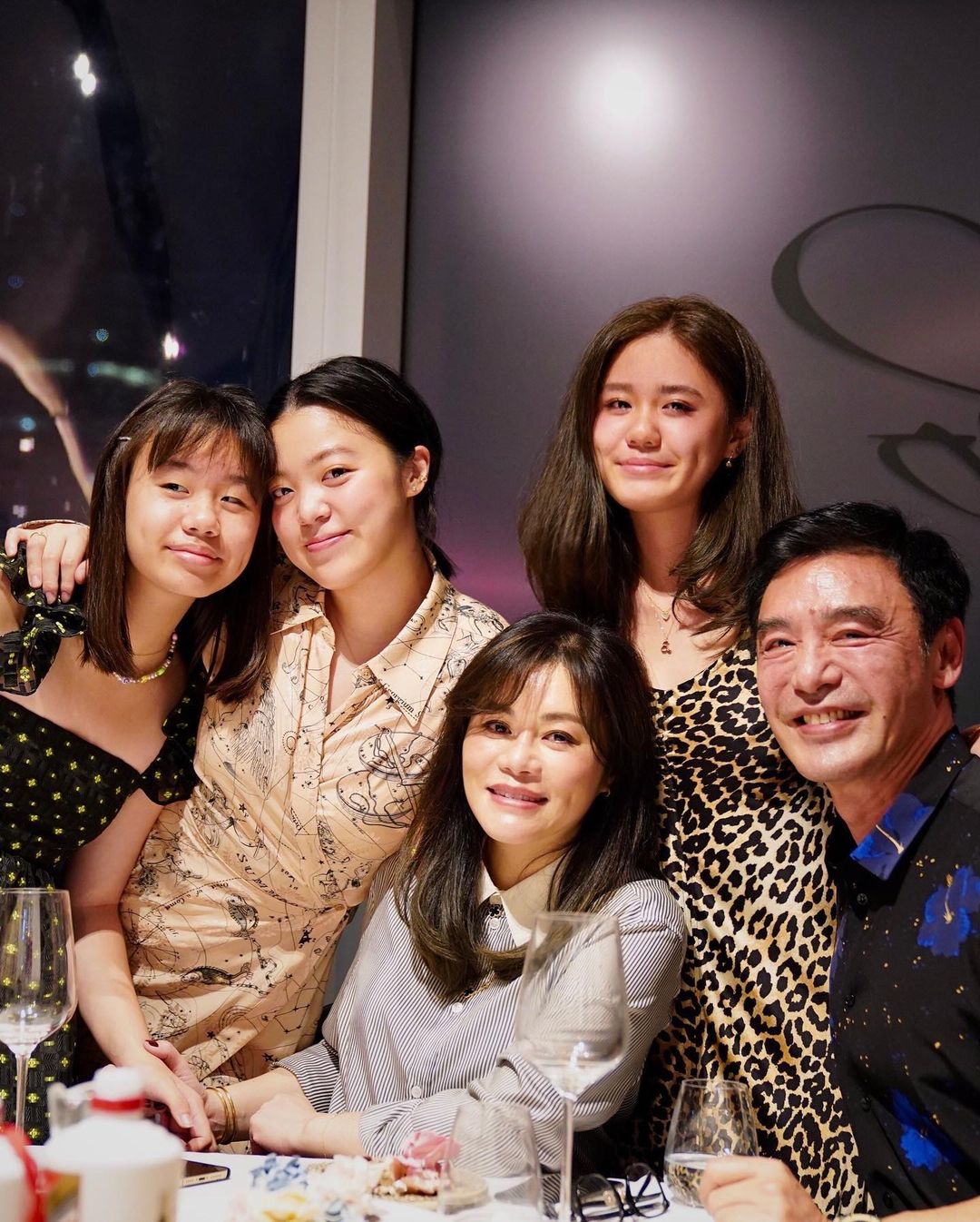 赴英國求學！鍾鎮濤27歲愛女「突然接到大使館電話」　嚇哭個資全給「媽媽聽完秒搖頭」：出事了