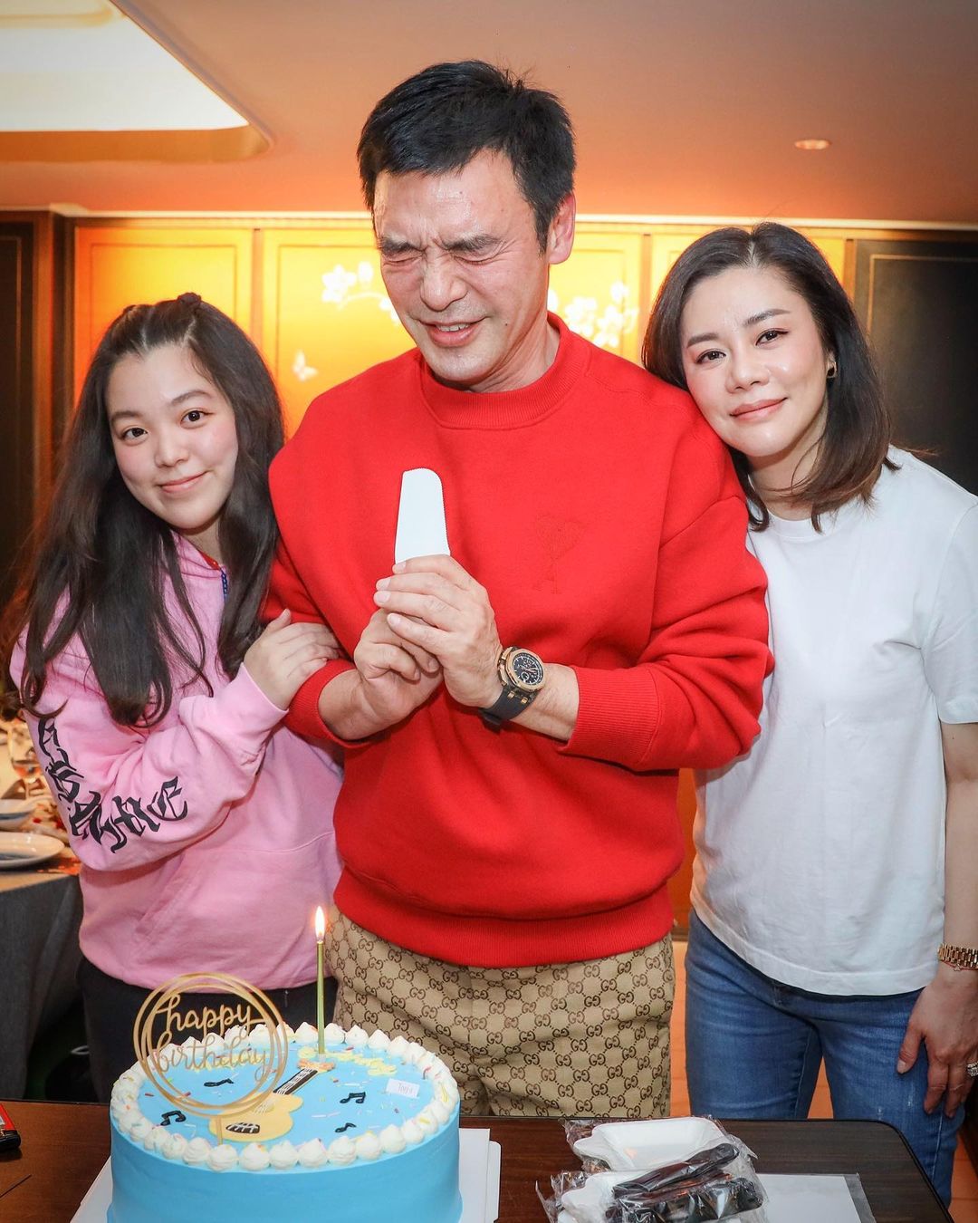 赴英國求學！鍾鎮濤27歲愛女「突然接到大使館電話」　嚇哭個資全給「媽媽聽完秒搖頭」：出事了