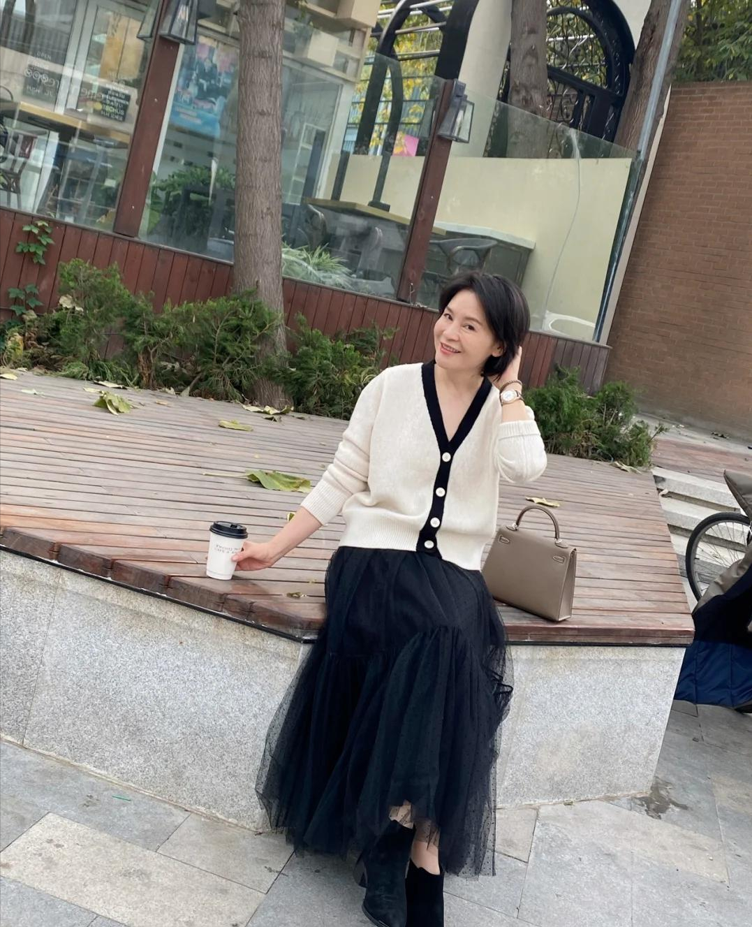 秋冬季穿搭！女人60歲後要懂得「四要四不要」法則　遮掩身形不足：更優雅有氣質