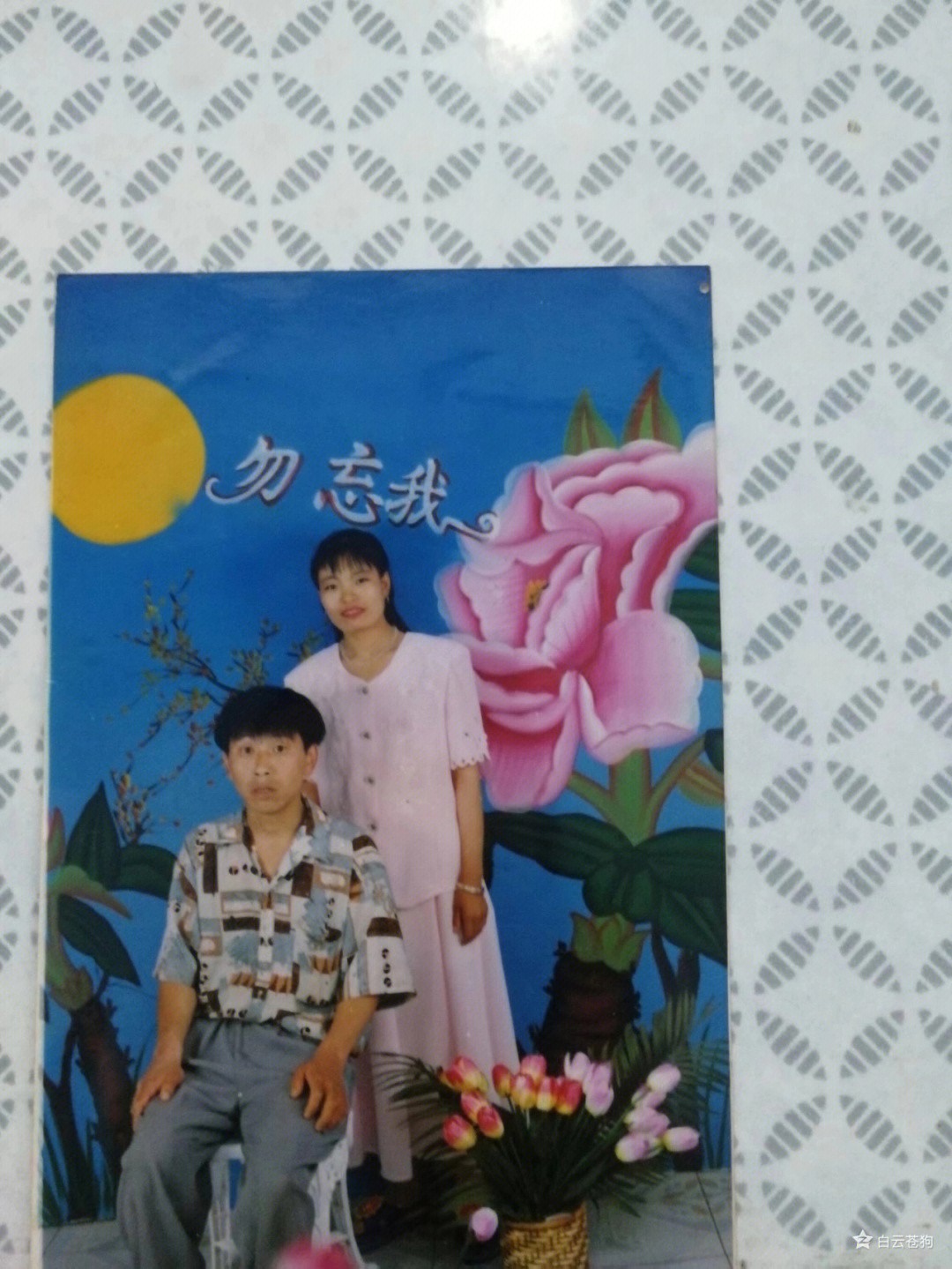 背板竟是勿忘我！超爆笑「爸媽黑歷史婚紗照」老爸表情成亮點　一看女兒「簡直爸爸翻版」基因神遺傳