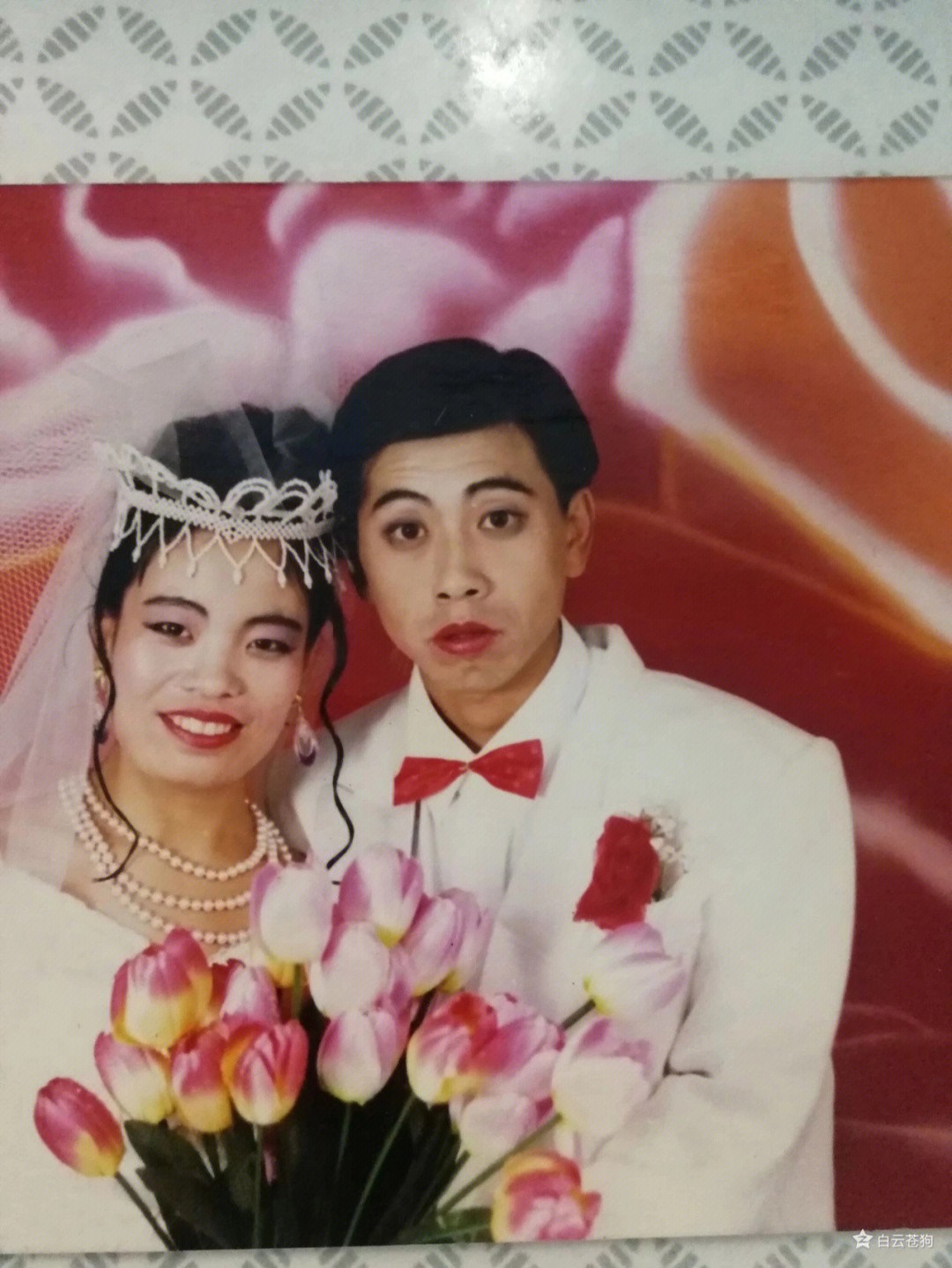 背板竟是勿忘我！超爆笑「爸媽黑歷史婚紗照」老爸表情成亮點　一看女兒「簡直爸爸翻版」基因神遺傳