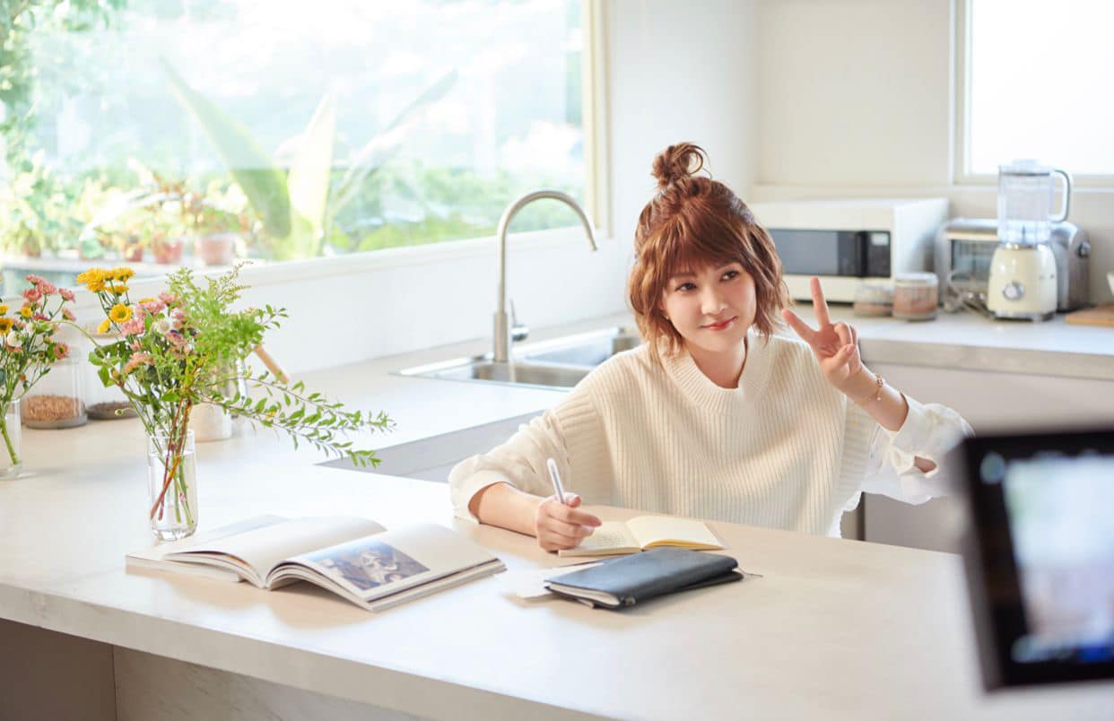 重擔落在老公肩上！朱芯儀罹乳癌「夫妻深夜抱頭痛哭」　3孩「懂事到讓人心疼」驚覺：我沒理由倒下