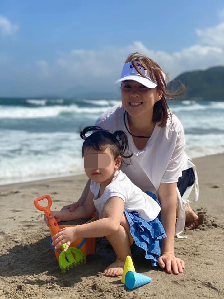重擔落在老公肩上！朱芯儀罹乳癌「夫妻深夜抱頭痛哭」　3孩「懂事到讓人心疼」驚覺：我沒理由倒下