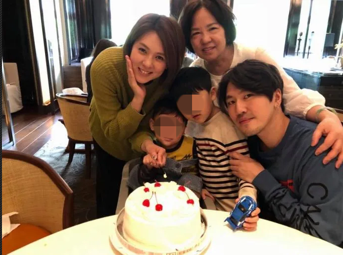 重擔落在老公肩上！朱芯儀罹乳癌「夫妻深夜抱頭痛哭」　3孩「懂事到讓人心疼」驚覺：我沒理由倒下