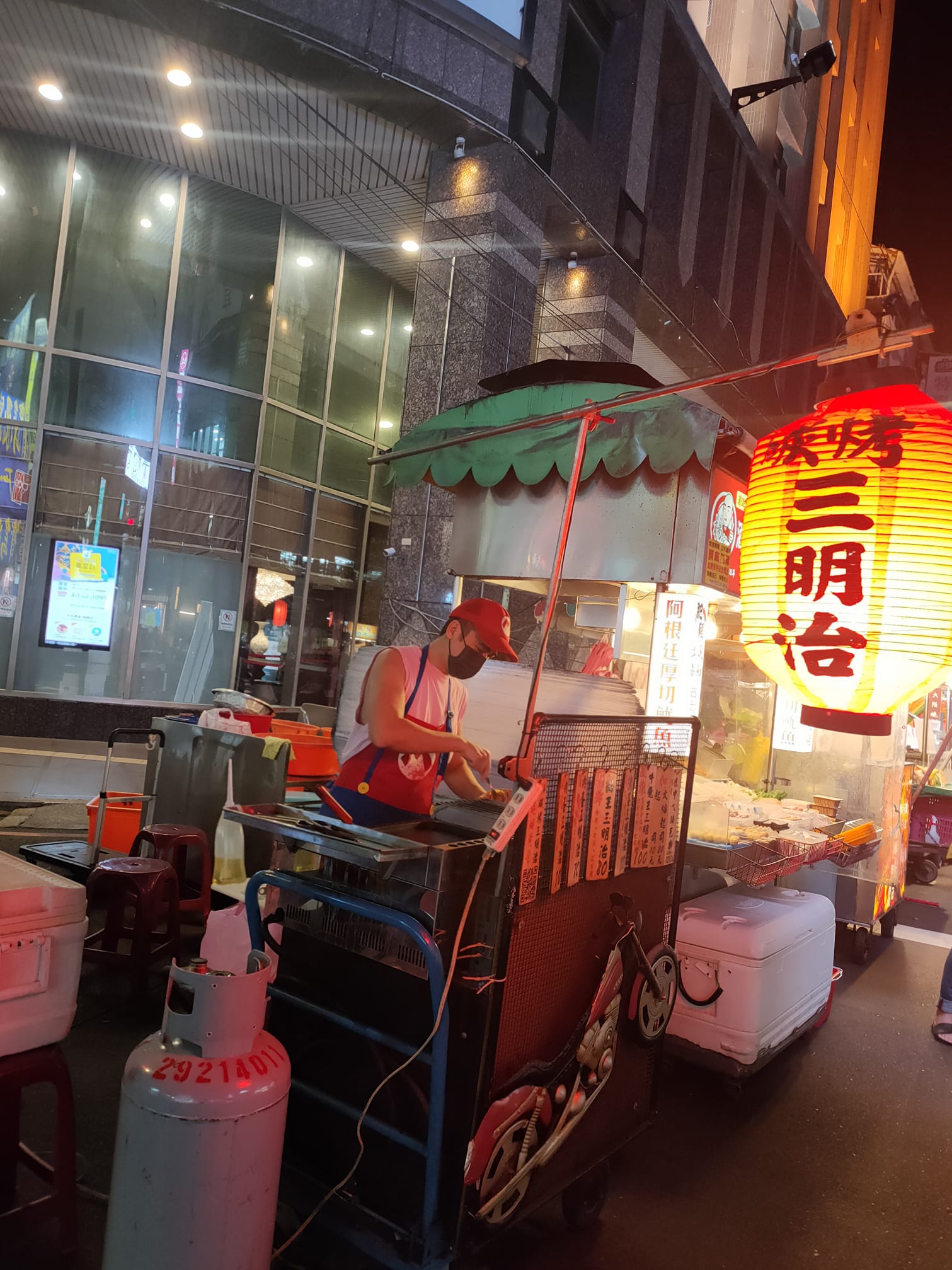 不怕別人看不起！本土劇男星「夜市擺攤5年」打四份工養妻小　「鄰居出奧步擋財路」他霸氣回擊