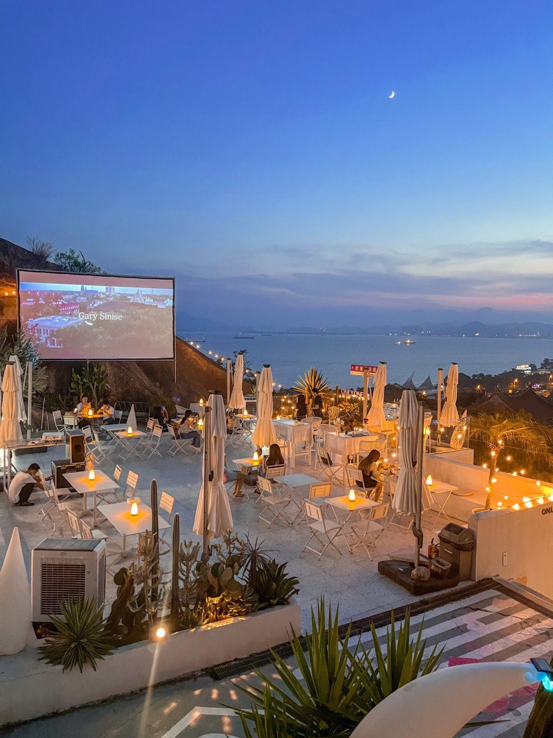露天餐廳看電影！燈火閃爍「異國感咖啡廳」賞壯觀夜景　從早坐到晚「日落海景一次看」浪漫無敵❤️