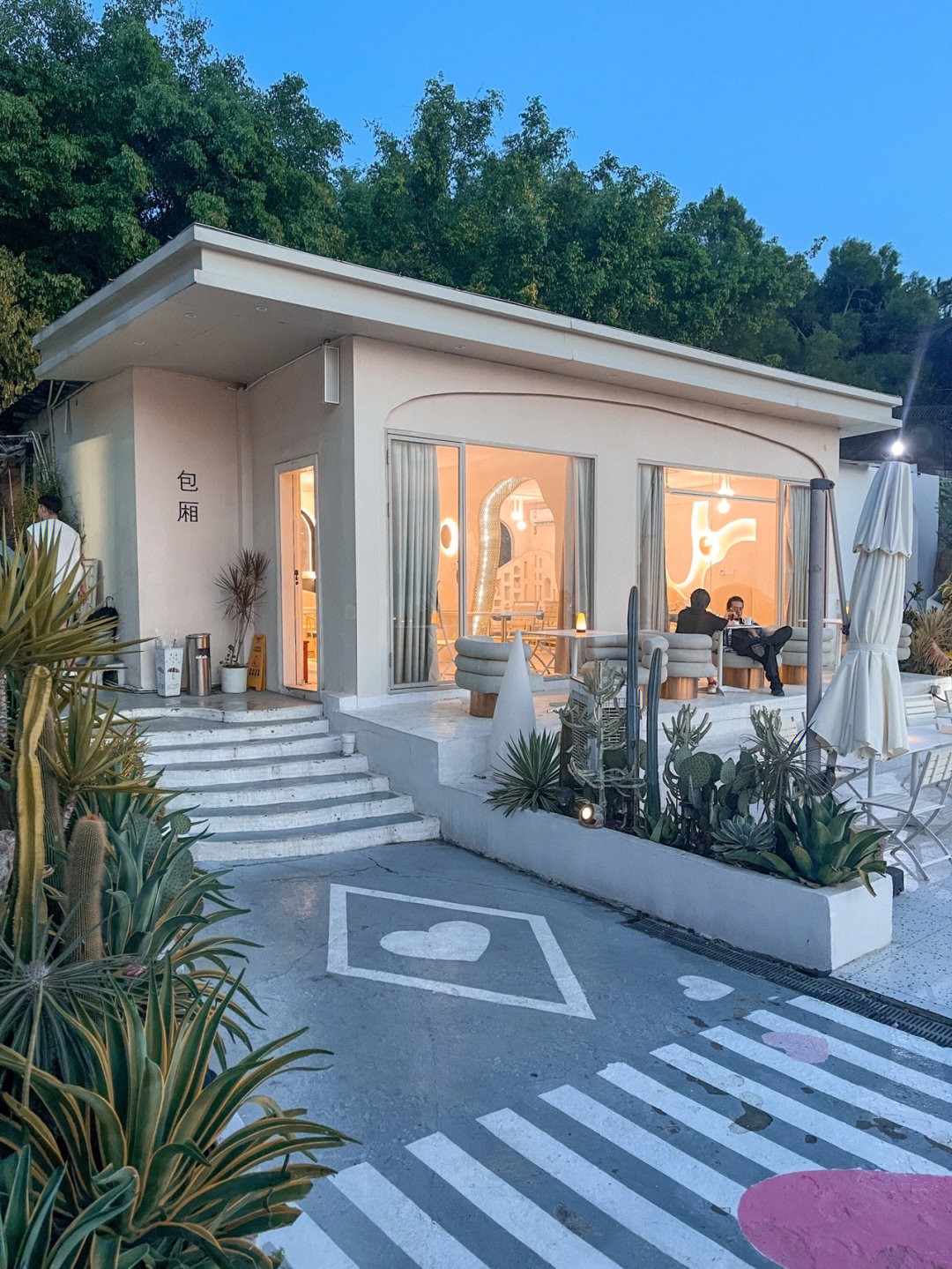 露天餐廳看電影！燈火閃爍「異國感咖啡廳」賞壯觀夜景　從早坐到晚「日落海景一次看」浪漫無敵❤️