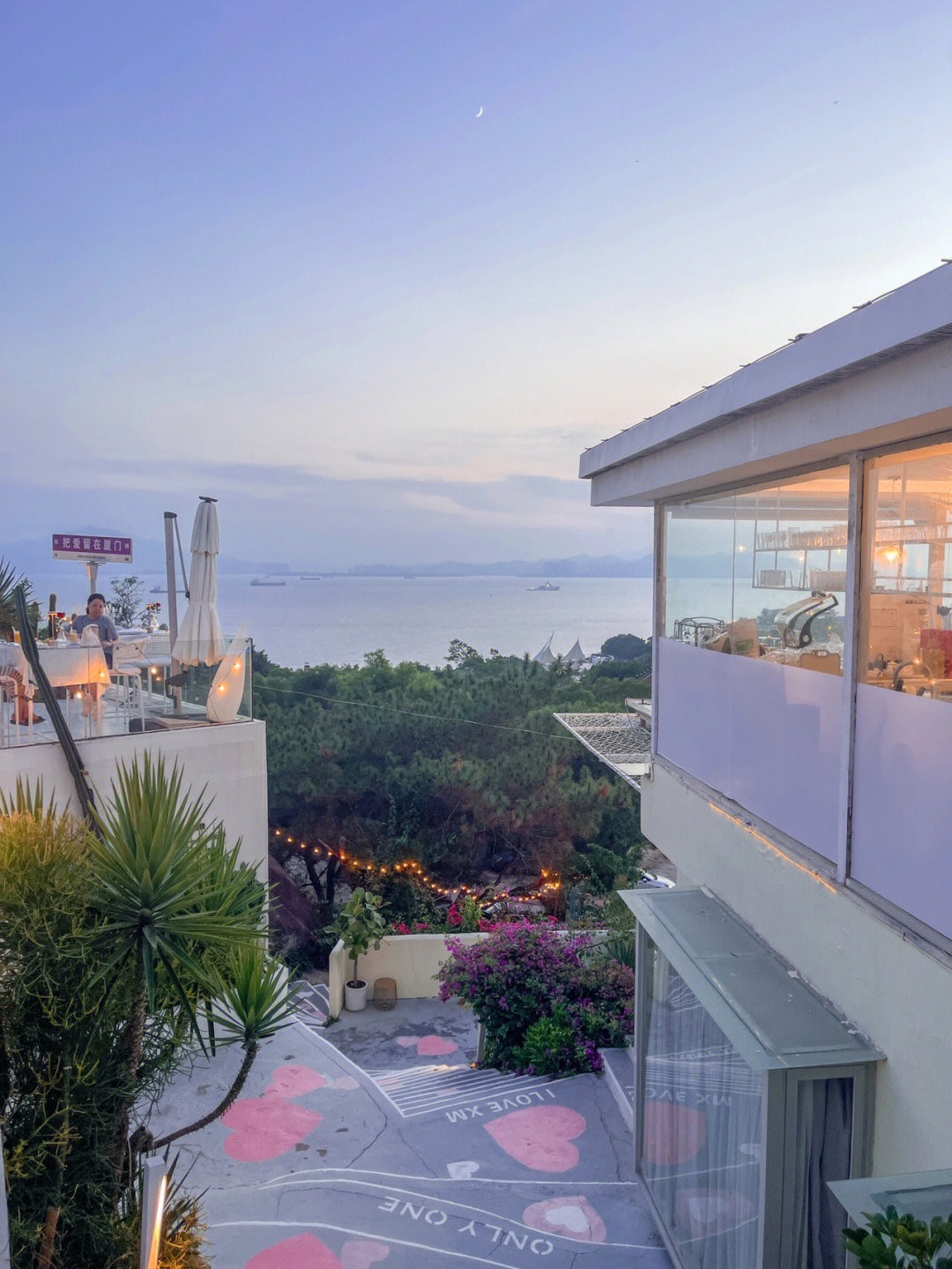 露天餐廳看電影！燈火閃爍「異國感咖啡廳」賞壯觀夜景　從早坐到晚「日落海景一次看」浪漫無敵❤️