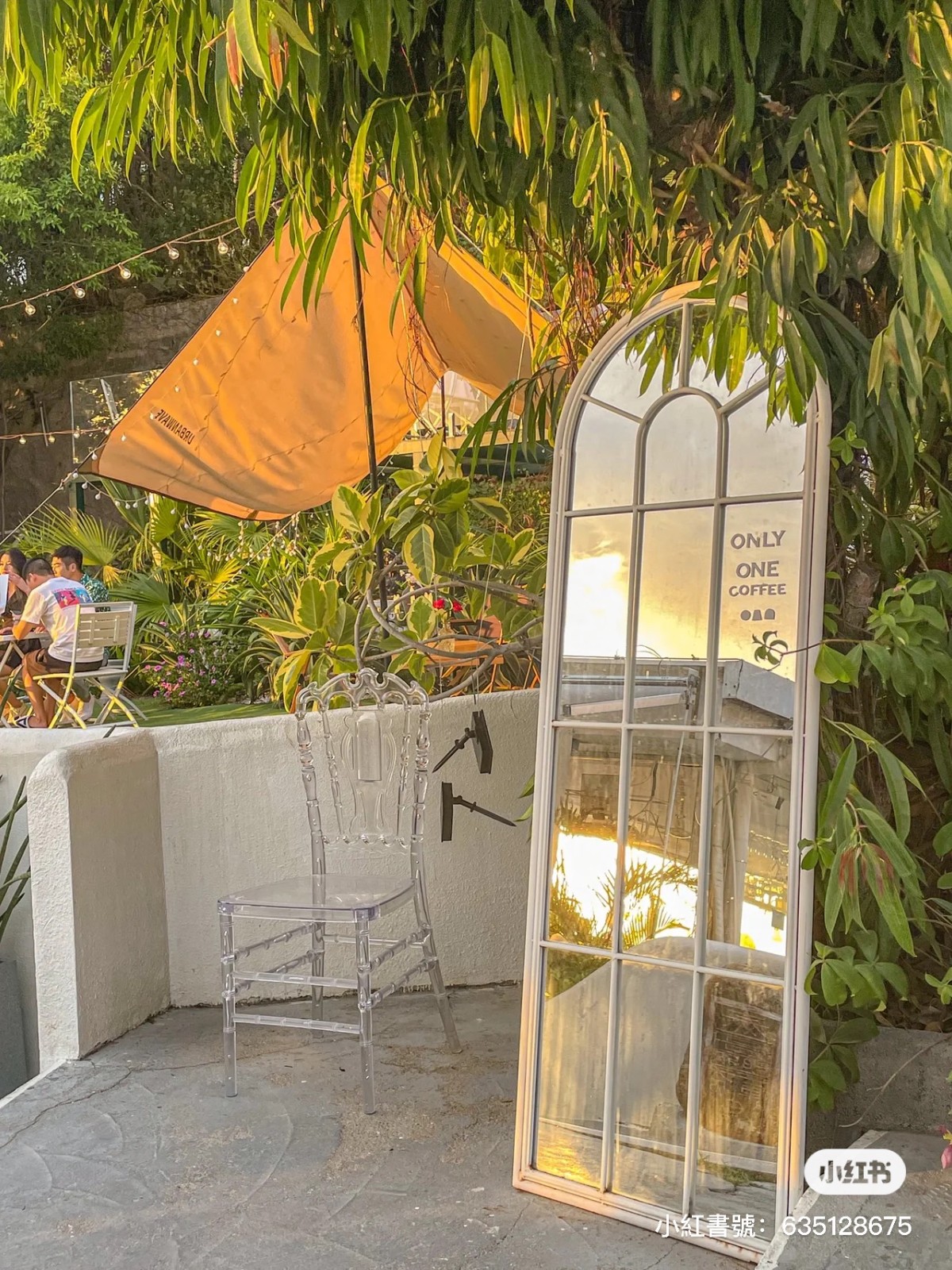 露天餐廳看電影！燈火閃爍「異國感咖啡廳」賞壯觀夜景　從早坐到晚「日落海景一次看」浪漫無敵❤️