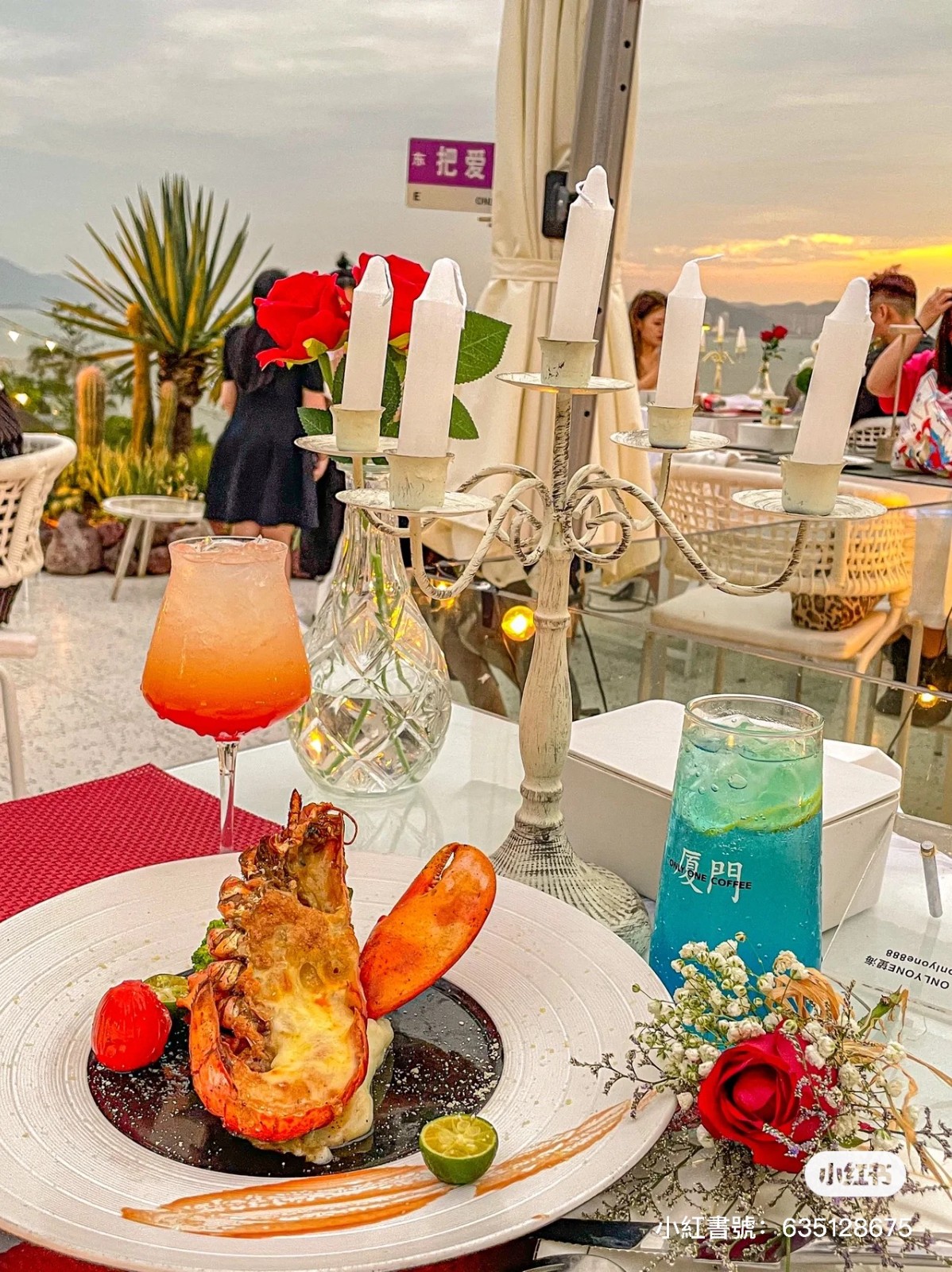露天餐廳看電影！燈火閃爍「異國感咖啡廳」賞壯觀夜景　從早坐到晚「日落海景一次看」浪漫無敵❤️