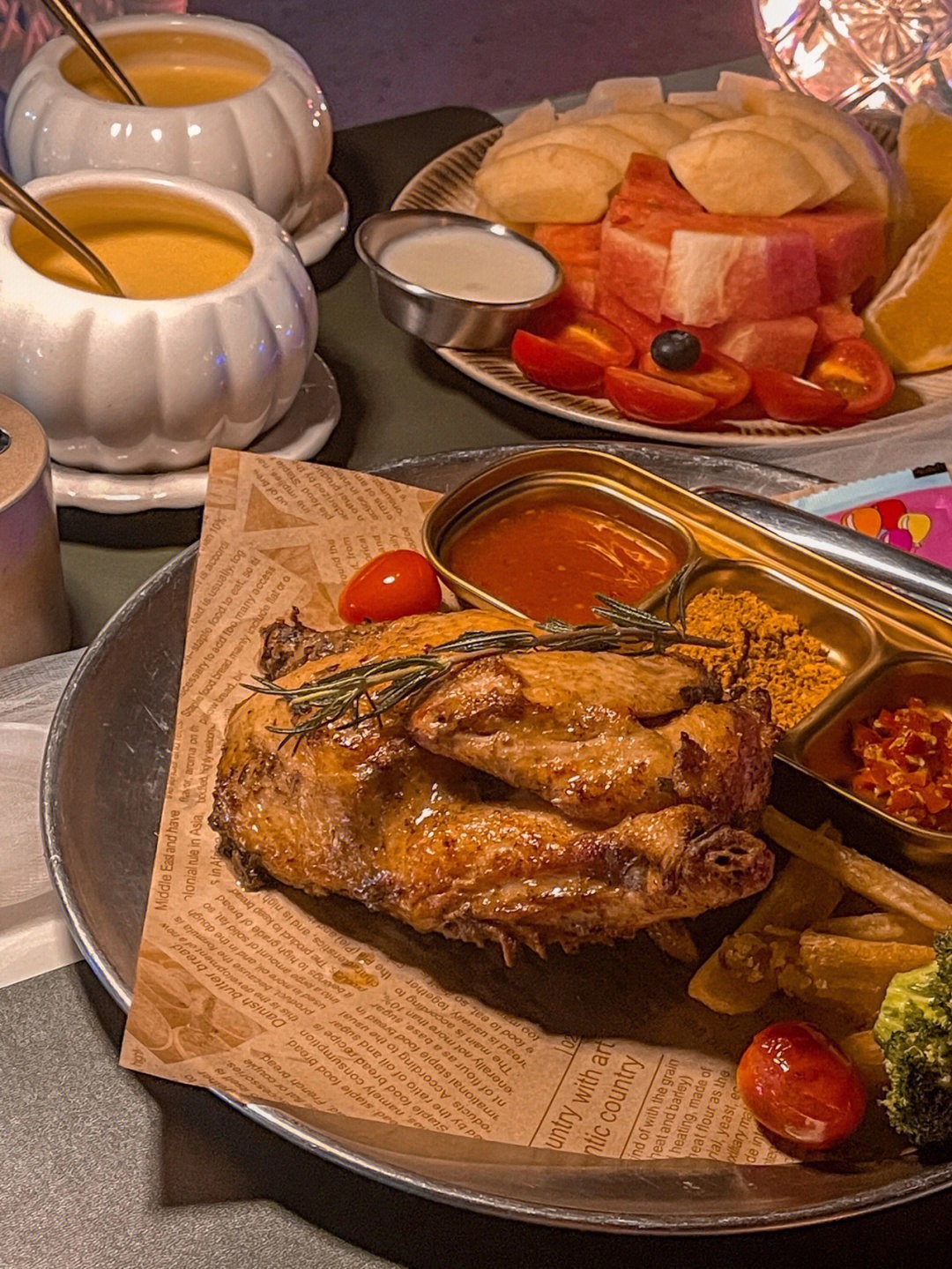 露天餐廳看電影！燈火閃爍「異國感咖啡廳」賞壯觀夜景　從早坐到晚「日落海景一次看」浪漫無敵❤️