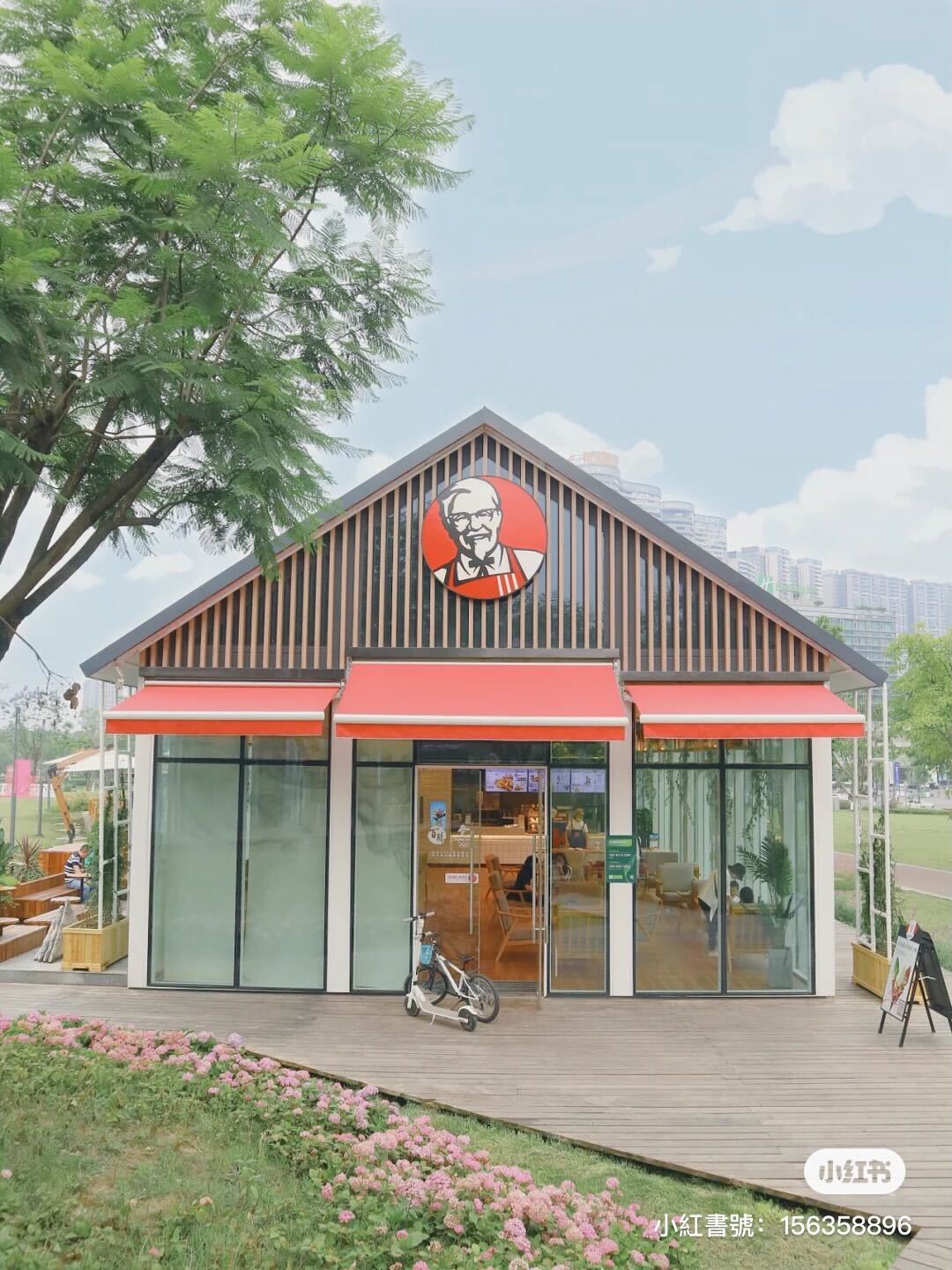 童話裡的炸物店!鮮花圍繞「玻璃屋肯德基」超有別墅感 室內氛圍「木質調日式裝潢」宛如咖啡廳❤️