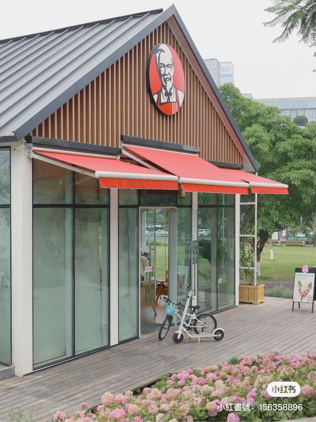 童話裡的炸物店!鮮花圍繞「玻璃屋肯德基」超有別墅感 室內氛圍「木質調日式裝潢」宛如咖啡廳❤️