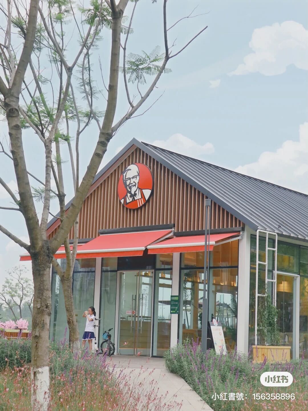 童話裡的炸物店!鮮花圍繞「玻璃屋肯德基」超有別墅感 室內氛圍「木質調日式裝潢」宛如咖啡廳❤️