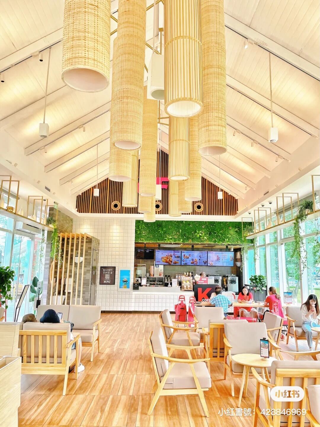 童話裡的炸物店!鮮花圍繞「玻璃屋肯德基」超有別墅感 室內氛圍「木質調日式裝潢」宛如咖啡廳❤️