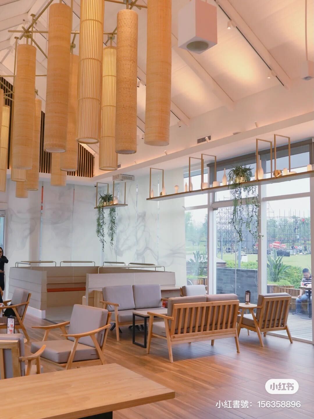 童話裡的炸物店!鮮花圍繞「玻璃屋肯德基」超有別墅感 室內氛圍「木質調日式裝潢」宛如咖啡廳❤️